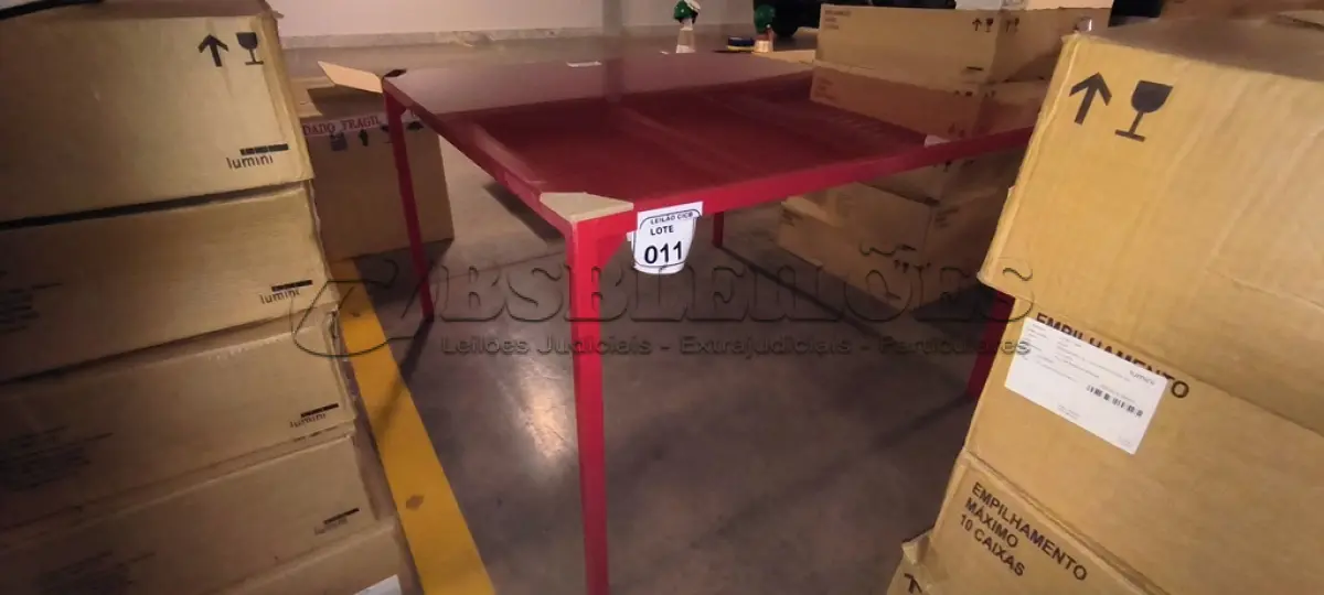 LOTE 011 - 01 MESA QUADRADA COM PINTURA EM VERMELHO COM  PÉS EM FERRO COM TAMPO EM CRISTAL INCOLOR 8MM NA COR VERMELHO. (NO ESTADO) ATENÇÃO! FAZER A VISITAÇÃO ANTES DE ARREMATAR, NÃO SABEMOS SE FUNCIONA, LEILÃO NÃO TEM GARANTIA E NEM DEVOLUÇÃO, SUJEITO A POSSÍVEIS AVARIAS VISÍVEIS/OCULTAS E/OU AUSÊNCIA DE COMPONENTES.