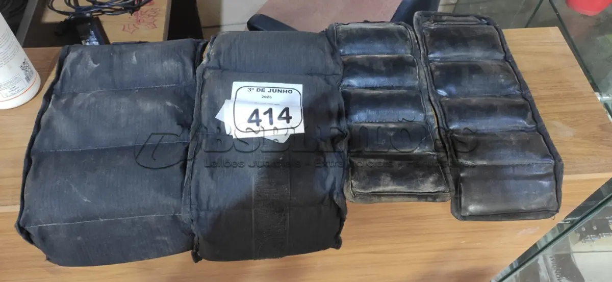 LOTE 414 - 02 PARES DE CANELEIRAS DE PESO. (NO ESTADO) ATENÇÃO! FAZER A VISITAÇÃO ANTES DE ARREMATAR, NÃO SABEMOS SE FUNCIONA, LEILÃO NÃO TEM GARANTIA E NEM DEVOLUÇÃO, SUJEITO A POSSÍVEIS AVARIAS VISÍVEIS/OCULTAS E/OU AUSÊNCIA DE COMPONENTES.