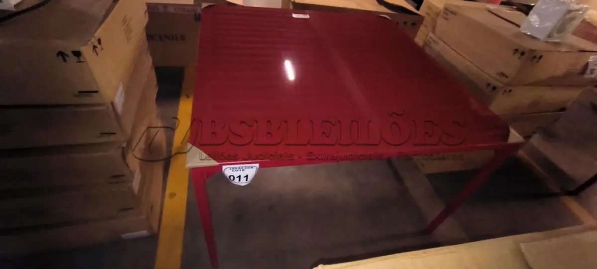 LOTE 011 - 01 MESA QUADRADA COM PINTURA EM VERMELHO COM  PÉS EM FERRO COM TAMPO EM CRISTAL INCOLOR 8MM NA COR VERMELHO. (NO ESTADO) ATENÇÃO! FAZER A VISITAÇÃO ANTES DE ARREMATAR, NÃO SABEMOS SE FUNCIONA, LEILÃO NÃO TEM GARANTIA E NEM DEVOLUÇÃO, SUJEITO A POSSÍVEIS AVARIAS VISÍVEIS/OCULTAS E/OU AUSÊNCIA DE COMPONENTES.