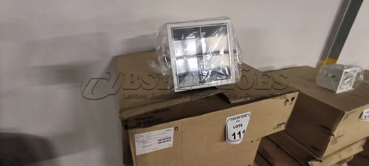LOTE 111 - 05 CAIXAS COM 04 LUMINÁRIAS COM REATORES ELETRÔNICOS E 01 CAIXA COM 03 LUMINÁRIAS.  (NO ESTADO) ATENÇÃO! FAZER A VISITAÇÃO ANTES DE ARREMATAR, NÃO SABEMOS SE FUNCIONA, LEILÃO NÃO TEM GARANTIA E NEM DEVOLUÇÃO, SUJEITO A POSSÍVEIS AVARIAS VISÍVEIS/OCULTAS E/OU AUSÊNCIA DE COMPONENTES.