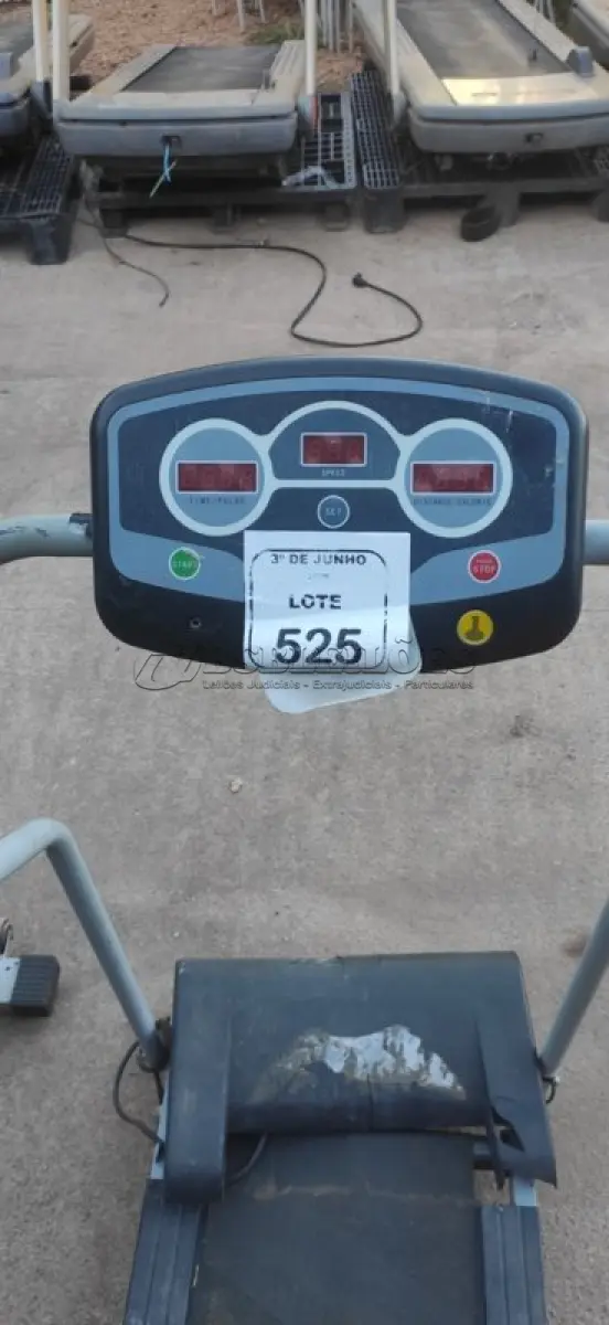 LOTE 525 - 01 ESTEIRA ERGOMÉTRICA. (NO ESTADO) ATENÇÃO! FAZER A VISITAÇÃO ANTES DE ARREMATAR, NÃO SABEMOS SE FUNCIONA, LEILÃO NÃO TEM GARANTIA E NEM DEVOLUÇÃO, SUJEITO A POSSÍVEIS AVARIAS VISÍVEIS/OCULTAS E/OU AUSÊNCIA DE COMPONENTES.
