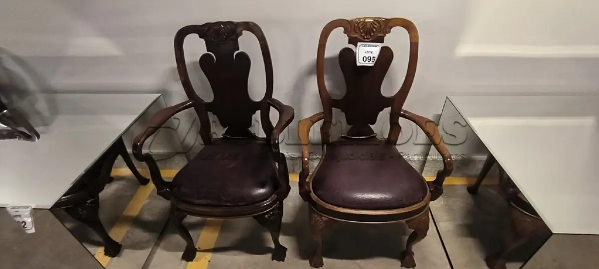LOTE 095 - 02 CADEIRAS EM MADEIRA ESTILO CLÁSSICO COM ASSENTO EM COURO NA COR MARROM. (NO ESTADO) ATENÇÃO! FAZER A VISITAÇÃO ANTES DE ARREMATAR, NÃO SABEMOS SE FUNCIONA, LEILÃO NÃO TEM GARANTIA E NEM DEVOLUÇÃO, SUJEITO A POSSÍVEIS AVARIAS VISÍVEIS/OCULTAS E/OU AUSÊNCIA DE COMPONENTES.