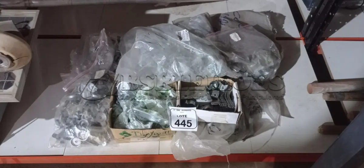 LOTE 445 - 01 LOTE COM GRAMPOS DE FIXAÇÃO. (NO ESTADO) ATENÇÃO! FAZER A VISITAÇÃO ANTES DE ARREMATAR, NÃO SABEMOS SE FUNCIONA, LEILÃO NÃO TEM GARANTIA E NEM DEVOLUÇÃO, SUJEITO A POSSÍVEIS AVARIAS VISÍVEIS/OCULTAS E/OU AUSÊNCIA DE COMPONENTES.