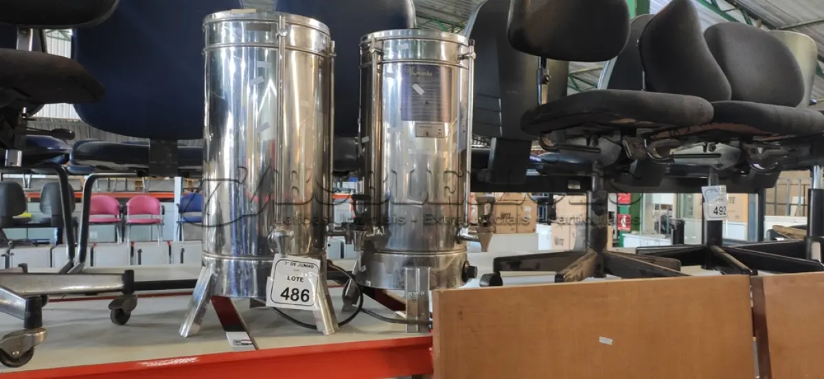LOTE 486 - 02 CAFETEIRAS INDUSTRIAIS EM INOX. (NO ESTADO) ATENÇÃO! FAZER A VISITAÇÃO ANTES DE ARREMATAR, NÃO SABEMOS SE FUNCIONA, LEILÃO NÃO TEM GARANTIA E NEM DEVOLUÇÃO, SUJEITO A POSSÍVEIS AVARIAS VISÍVEIS/OCULTAS E/OU AUSÊNCIA DE COMPONENTES.