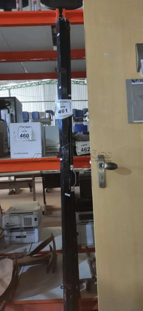LOTE 461 - 01 TELA DE PROJEÇÃO RETRÁTIL. (NO ESTADO) ATENÇÃO! FAZER A VISITAÇÃO ANTES DE ARREMATAR, NÃO SABEMOS SE FUNCIONA, LEILÃO NÃO TEM GARANTIA E NEM DEVOLUÇÃO, SUJEITO A POSSÍVEIS AVARIAS VISÍVEIS/OCULTAS E/OU AUSÊNCIA DE COMPONENTES.
