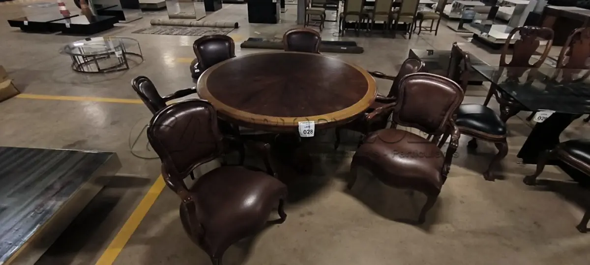 LOTE 028 - 01 MESA REDONDA EM MADEIRA COM 06 CADEIRAS EM MADEIRA, ESTILO LUIS XV ASSENTOS EM COURO NA COR MARROM E DETALHE DE TACHAS NA BORDA DO ENCOSTO. (NO ESTADO) ATENÇÃO! FAZER A VISITAÇÃO ANTES DE ARREMATAR, NÃO SABEMOS SE FUNCIONA, LEILÃO NÃO TEM GARANTIA E NEM DEVOLUÇÃO, SUJEITO A POSSÍVEIS AVARIAS VISÍVEIS/OCULTAS E/OU AUSÊNCIA DE COMPONENTES.