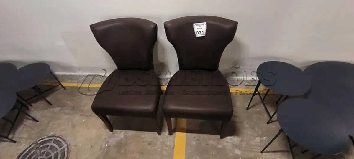 LOTE 071 - 02 CADEIRAS DECORATIVAS PARA SALA DE JANTAR COM ESTRUTURA EM MADEIRA E ESTOFAMENTO EM COURO SINTÉTICO MARROM. (NO ESTADO) ATENÇÃO! FAZER A VISITAÇÃO ANTES DE ARREMATAR, NÃO SABEMOS SE FUNCIONA, LEILÃO NÃO TEM GARANTIA E NEM DEVOLUÇÃO, SUJEITO A POSSÍVEIS AVARIAS VISÍVEIS/OCULTAS E/OU AUSÊNCIA DE COMPONENTES.