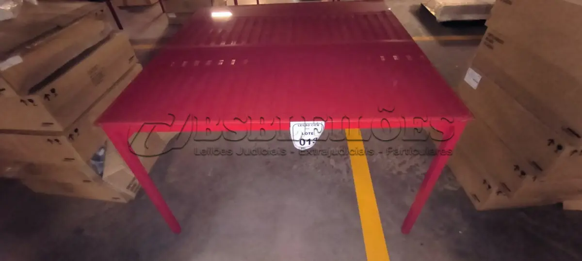 LOTE 013 - 01 MESA QUADRADA COM PINTURA EM VERMELHO COM  PÉS EM FERRO COM TAMPO EM CRISTAL INCOLOR 8MM NA COR VERMELHO. (NO ESTADO) ATENÇÃO! FAZER A VISITAÇÃO ANTES DE ARREMATAR, NÃO SABEMOS SE FUNCIONA, LEILÃO NÃO TEM GARANTIA E NEM DEVOLUÇÃO, SUJEITO A POSSÍVEIS AVARIAS VISÍVEIS/OCULTAS E/OU AUSÊNCIA DE COMPONENTES.