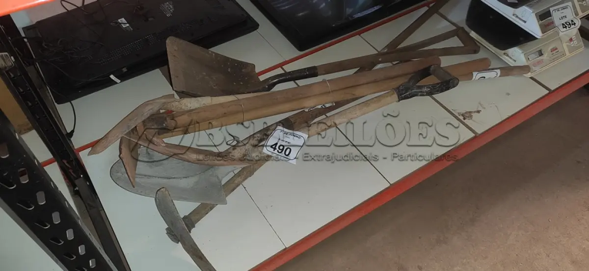 LOTE 490 - 04 PÁS, 02 ENXADAS E 01 PICARETA. (NO ESTADO) ATENÇÃO! FAZER A VISITAÇÃO ANTES DE ARREMATAR, NÃO SABEMOS SE FUNCIONA, LEILÃO NÃO TEM GARANTIA E NEM DEVOLUÇÃO, SUJEITO A POSSÍVEIS AVARIAS VISÍVEIS/OCULTAS E/OU AUSÊNCIA DE COMPONENTES.