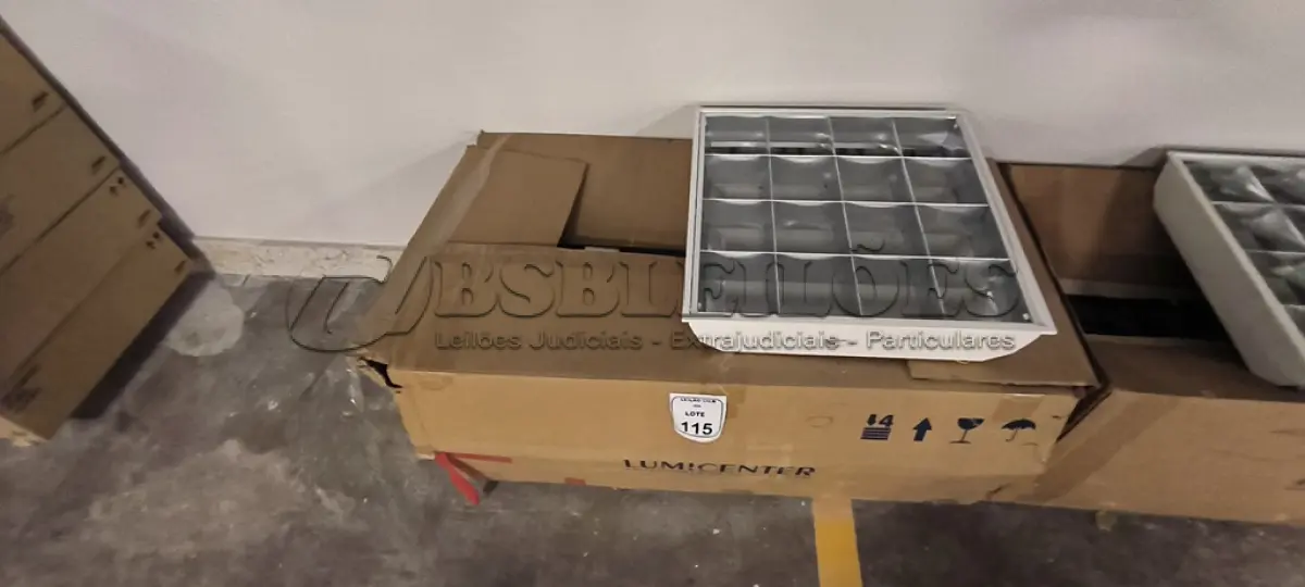 LOTE 115 - 01 CAIXA COM 06 LUMINÁRIAS PARA EMBUTIR. (NO ESTADO) ATENÇÃO! FAZER A VISITAÇÃO ANTES DE ARREMATAR, NÃO SABEMOS SE FUNCIONA, LEILÃO NÃO TEM GARANTIA E NEM DEVOLUÇÃO, SUJEITO A POSSÍVEIS AVARIAS VISÍVEIS/OCULTAS E/OU AUSÊNCIA DE COMPONENTES.