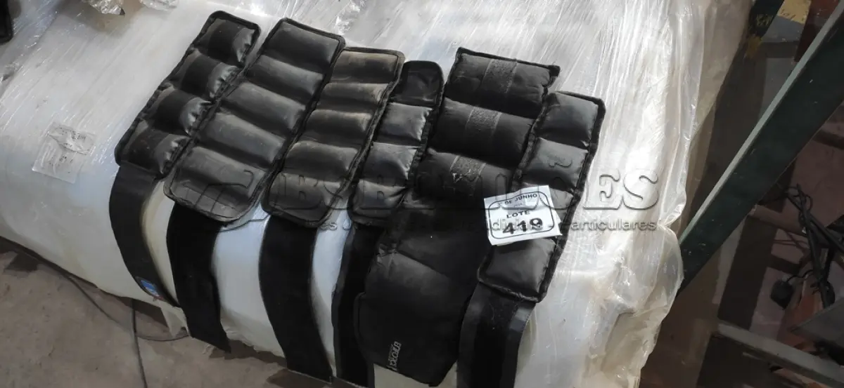 LOTE 419 - 03 PARES DE CANELEIRA DE PESO. (NO ESTADO) ATENÇÃO! FAZER A VISITAÇÃO ANTES DE ARREMATAR, NÃO SABEMOS SE FUNCIONA, LEILÃO NÃO TEM GARANTIA E NEM DEVOLUÇÃO, SUJEITO A POSSÍVEIS AVARIAS VISÍVEIS/OCULTAS E/OU AUSÊNCIA DE COMPONENTES.