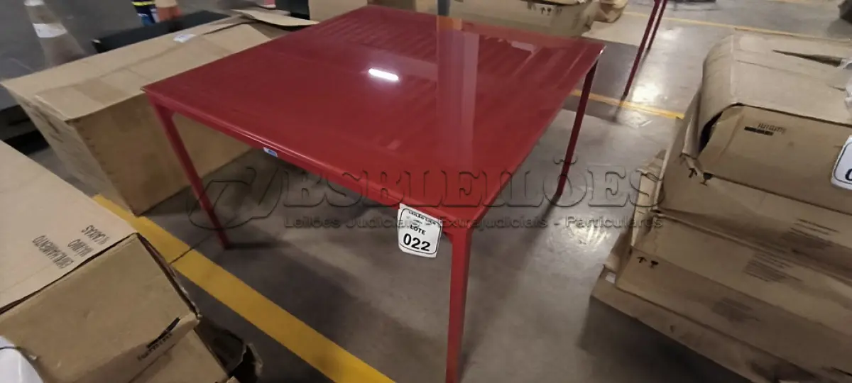 LOTE 022 - 01 MESA QUADRADA COM PINTURA EM VERMELHO COM  PÉS EM FERRO COM TAMPO EM CRISTAL INCOLOR 8MM NA COR VERMELHO. (NO ESTADO) ATENÇÃO! FAZER A VISITAÇÃO ANTES DE ARREMATAR, NÃO SABEMOS SE FUNCIONA, LEILÃO NÃO TEM GARANTIA E NEM DEVOLUÇÃO, SUJEITO A POSSÍVEIS AVARIAS VISÍVEIS/OCULTAS E/OU AUSÊNCIA DE COMPONENTES.