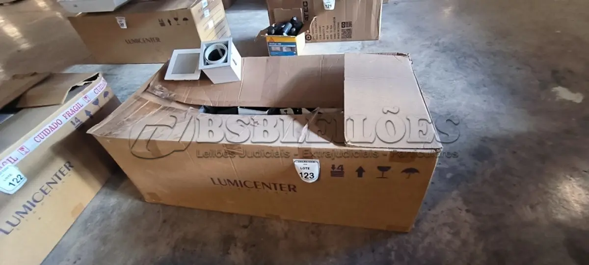LOTE 123 - 01 LOTE COM LUMINÁRIAS DIVERSAS. (NO ESTADO) ATENÇÃO! FAZER A VISITAÇÃO ANTES DE ARREMATAR, NÃO SABEMOS SE FUNCIONA, LEILÃO NÃO TEM GARANTIA E NEM DEVOLUÇÃO, SUJEITO A POSSÍVEIS AVARIAS VISÍVEIS/OCULTAS E/OU AUSÊNCIA DE COMPONENTES.