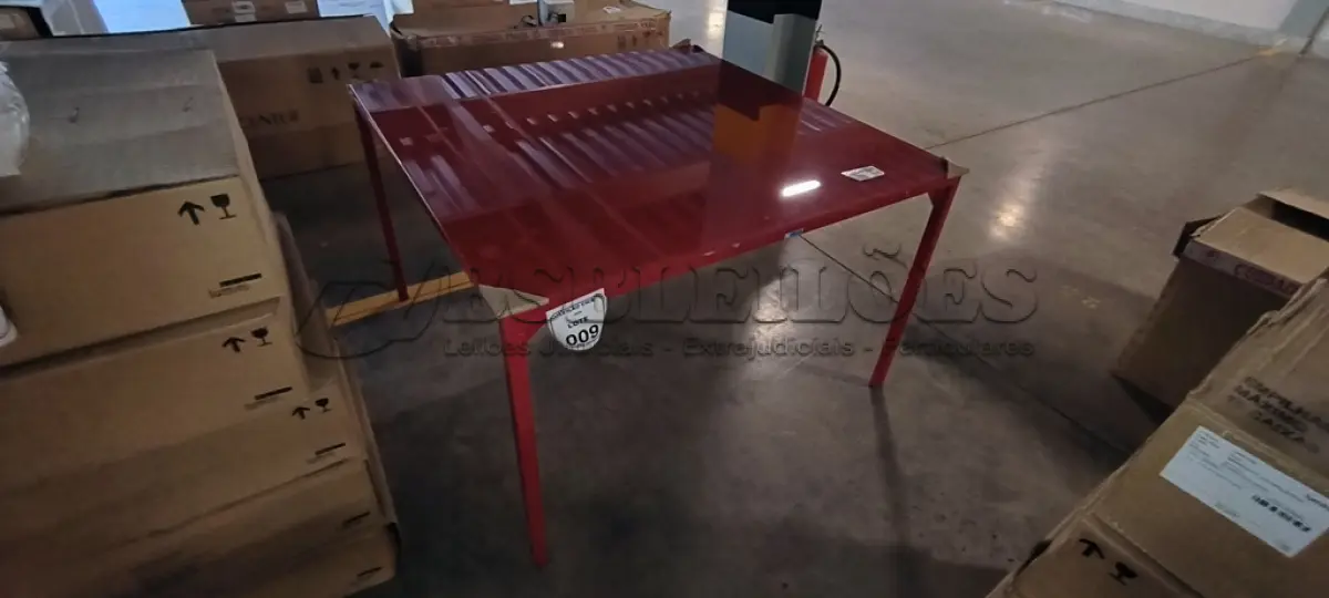 LOTE 009 - 01 MESA QUADRADA COM PINTURA EM VERMELHO COM  PÉS EM FERRO COM TAMPO EM CRISTAL INCOLOR 8MM NA COR VERMELHO. (NO ESTADO) ATENÇÃO! FAZER A VISITAÇÃO ANTES DE ARREMATAR, NÃO SABEMOS SE FUNCIONA, LEILÃO NÃO TEM GARANTIA E NEM DEVOLUÇÃO, SUJEITO A POSSÍVEIS AVARIAS VISÍVEIS/OCULTAS E/OU AUSÊNCIA DE COMPONENTES.