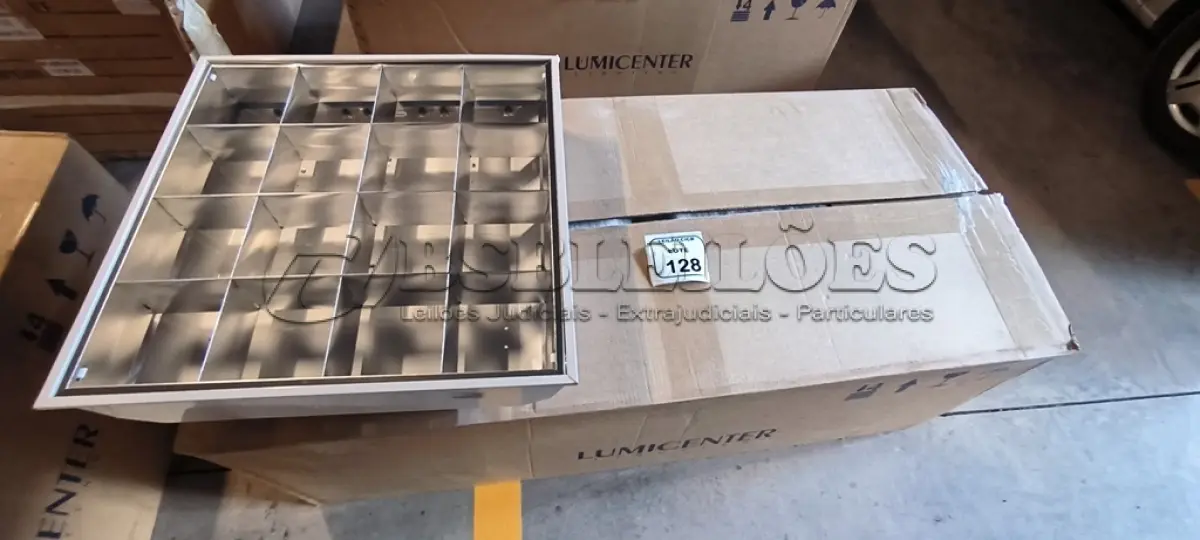 LOTE 128 - 08 LUMINÁRIAS DE EMBUTIR PARA LÂMPADAS COM REATORES. (NO ESTADO) ATENÇÃO! FAZER A VISITAÇÃO ANTES DE ARREMATAR, NÃO SABEMOS SE FUNCIONA, LEILÃO NÃO TEM GARANTIA E NEM DEVOLUÇÃO, SUJEITO A POSSÍVEIS AVARIAS VISÍVEIS/OCULTAS E/OU AUSÊNCIA DE COMPONENTES.