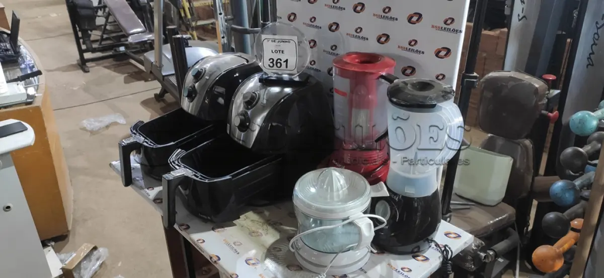 LOTE 361 - 01 ESPREMEDOR DE FRUTAS, 02 AIR FRYERS E 02 LIQUIDIFICADORES. (NO ESTADO) ATENÇÃO! FAZER A VISITAÇÃO ANTES DE ARREMATAR, NÃO SABEMOS SE FUNCIONA, LEILÃO NÃO TEM GARANTIA E NEM DEVOLUÇÃO, SUJEITO A POSSÍVEIS AVARIAS VISÍVEIS/OCULTAS E/OU AUSÊNCIA DE COMPONENTES.