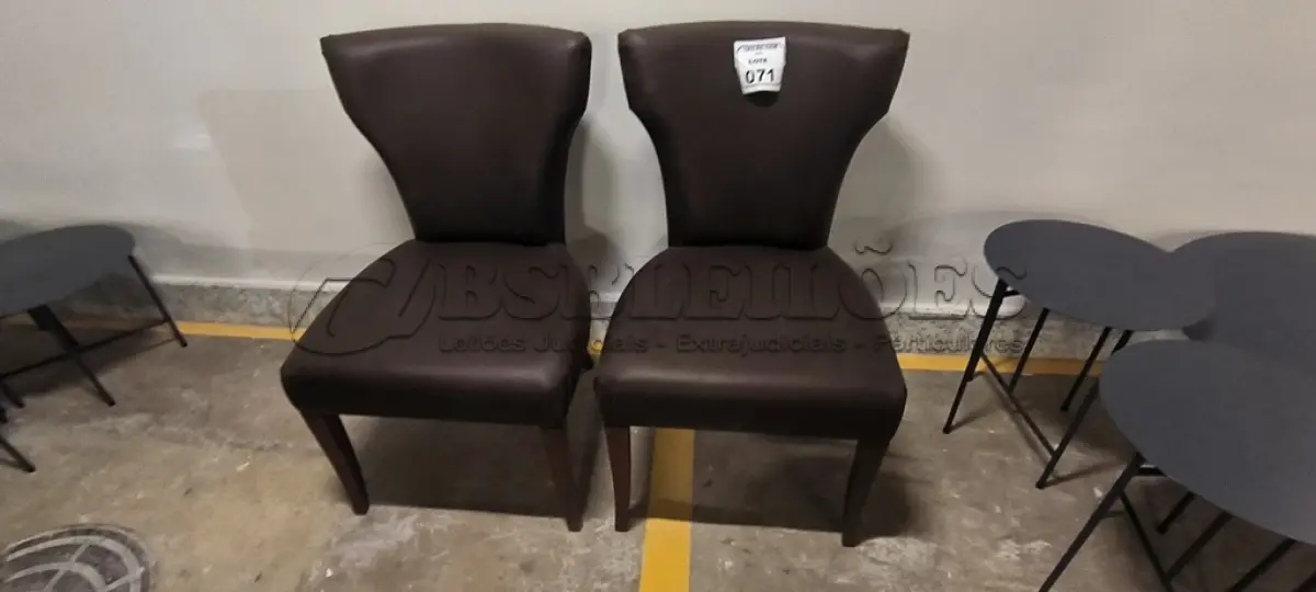 LOTE 071 - 02 CADEIRAS DECORATIVAS PARA SALA DE JANTAR COM ESTRUTURA EM MADEIRA E ESTOFAMENTO EM COURO SINTÉTICO MARROM. (NO ESTADO) ATENÇÃO! FAZER A VISITAÇÃO ANTES DE ARREMATAR, NÃO SABEMOS SE FUNCIONA, LEILÃO NÃO TEM GARANTIA E NEM DEVOLUÇÃO, SUJEITO A POSSÍVEIS AVARIAS VISÍVEIS/OCULTAS E/OU AUSÊNCIA DE COMPONENTES.