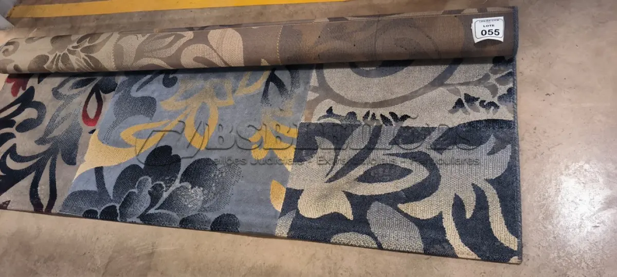 LOTE 055 - 01 TAPETE PATCHWORK COM ESTAPAS EM FLORAL E TONS CINZA E DOURADO.  (NO ESTADO) ATENÇÃO! FAZER A VISITAÇÃO ANTES DE ARREMATAR, NÃO SABEMOS SE FUNCIONA, LEILÃO NÃO TEM GARANTIA E NEM DEVOLUÇÃO, SUJEITO A POSSÍVEIS AVARIAS VISÍVEIS/OCULTAS E/OU AUSÊNCIA DE COMPONENTES.