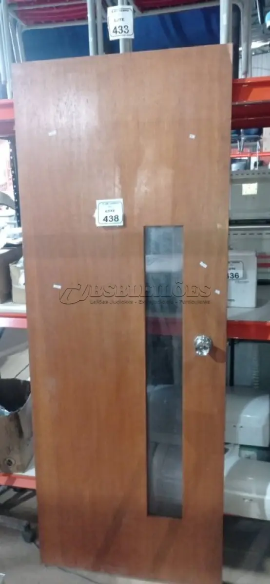 LOTE 438 - 01 PORTA EM MADEIRA COM ABERTURA DE VIDRO EM 2,11X0,80. (NO ESTADO) ATENÇÃO! FAZER A VISITAÇÃO ANTES DE ARREMATAR, NÃO SABEMOS SE FUNCIONA, LEILÃO NÃO TEM GARANTIA E NEM DEVOLUÇÃO, SUJEITO A POSSÍVEIS AVARIAS VISÍVEIS/OCULTAS E/OU AUSÊNCIA DE COMPONENTES.