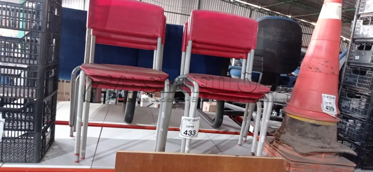 LOTE 433 - 06 CADEIRAS ESCOLARES INFANTIL DE FERRO COM ASSENTO EM PLÁSTICO NA COR VERMELHA. (NO ESTADO) ATENÇÃO! FAZER A VISITAÇÃO ANTES DE ARREMATAR, NÃO SABEMOS SE FUNCIONA, LEILÃO NÃO TEM GARANTIA E NEM DEVOLUÇÃO, SUJEITO A POSSÍVEIS AVARIAS VISÍVEIS/OCULTAS E/OU AUSÊNCIA DE COMPONENTES.