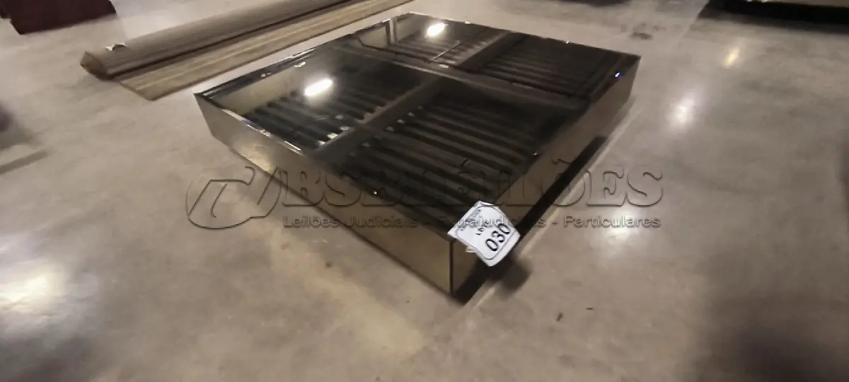 LOTE 030 - 01 MESA DE CENTRO QUADRADA ESPELHADA.  (NO ESTADO) ATENÇÃO! FAZER A VISITAÇÃO ANTES DE ARREMATAR, NÃO SABEMOS SE FUNCIONA, LEILÃO NÃO TEM GARANTIA E NEM DEVOLUÇÃO, SUJEITO A POSSÍVEIS AVARIAS VISÍVEIS/OCULTAS E/OU AUSÊNCIA DE COMPONENTES.
