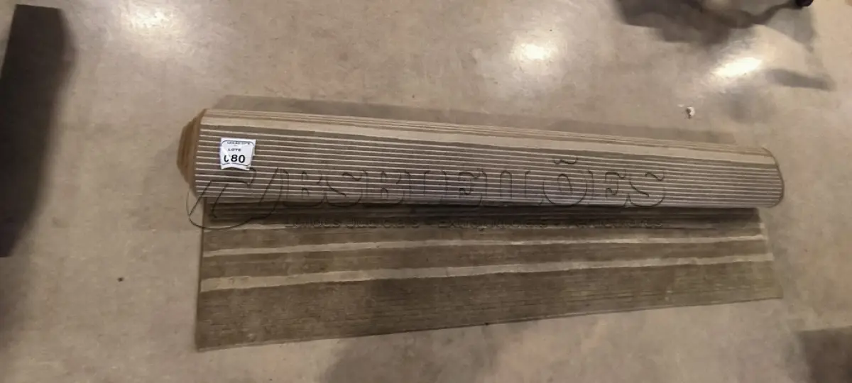 LOTE 080 - 01 TAPETE VILLARICO CANELADO NA COR BEGE. (NO ESTADO) ATENÇÃO! FAZER A VISITAÇÃO ANTES DE ARREMATAR, NÃO SABEMOS SE FUNCIONA, LEILÃO NÃO TEM GARANTIA E NEM DEVOLUÇÃO, SUJEITO A POSSÍVEIS AVARIAS VISÍVEIS/OCULTAS E/OU AUSÊNCIA DE COMPONENTES.