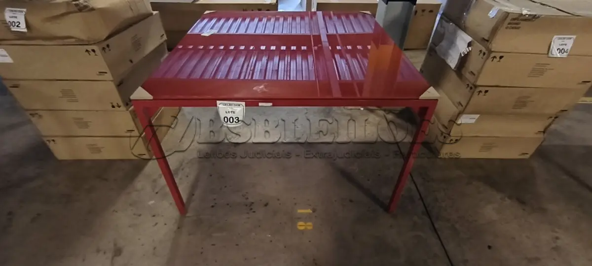 LOTE 003 - 01 MESA QUADRADA COM PINTURA EM VERMELHO COM  PÉS EM FERRO COM TAMPO EM CRISTAL INCOLOR 8MM NA COR VERMELHO. (NO ESTADO) ATENÇÃO! FAZER A VISITAÇÃO ANTES DE ARREMATAR, NÃO SABEMOS SE FUNCIONA, LEILÃO NÃO TEM GARANTIA E NEM DEVOLUÇÃO, SUJEITO A POSSÍVEIS AVARIAS VISÍVEIS/OCULTAS E/OU AUSÊNCIA DE COMPONENTES.