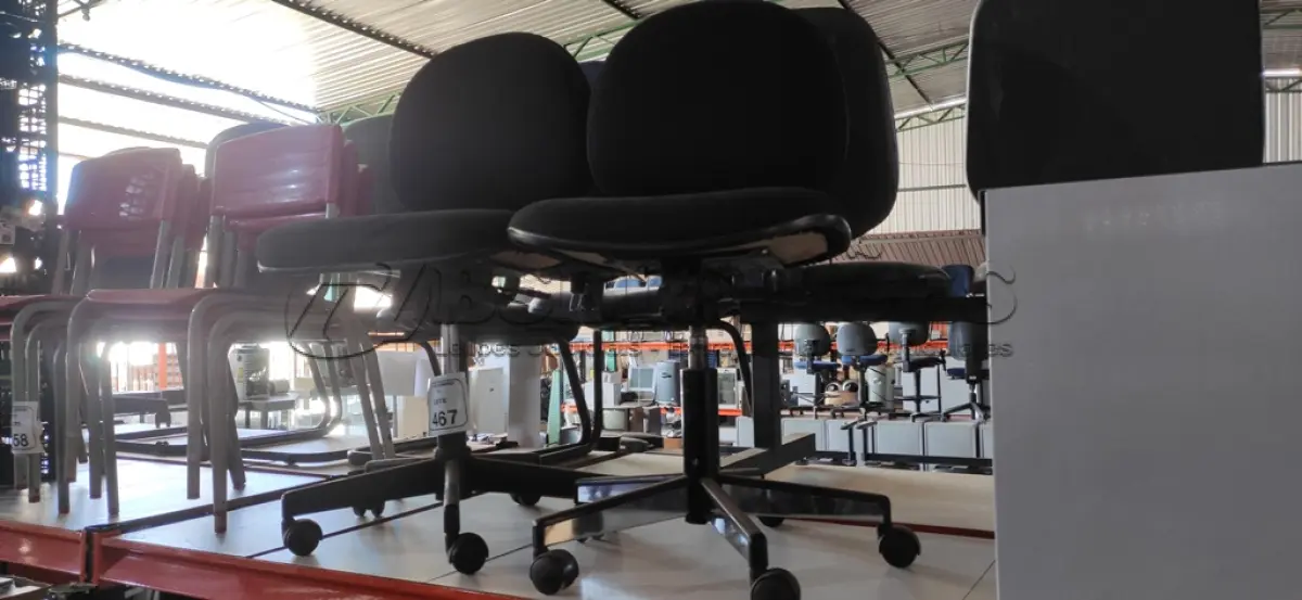LOTE 467 - 02 CADEIRAS GIRATÓRIAS PARA ESCRITÓRIO. (NO ESTADO) ATENÇÃO! FAZER A VISITAÇÃO ANTES DE ARREMATAR, NÃO SABEMOS SE FUNCIONA, LEILÃO NÃO TEM GARANTIA E NEM DEVOLUÇÃO, SUJEITO A POSSÍVEIS AVARIAS VISÍVEIS/OCULTAS E/OU AUSÊNCIA DE COMPONENTES.