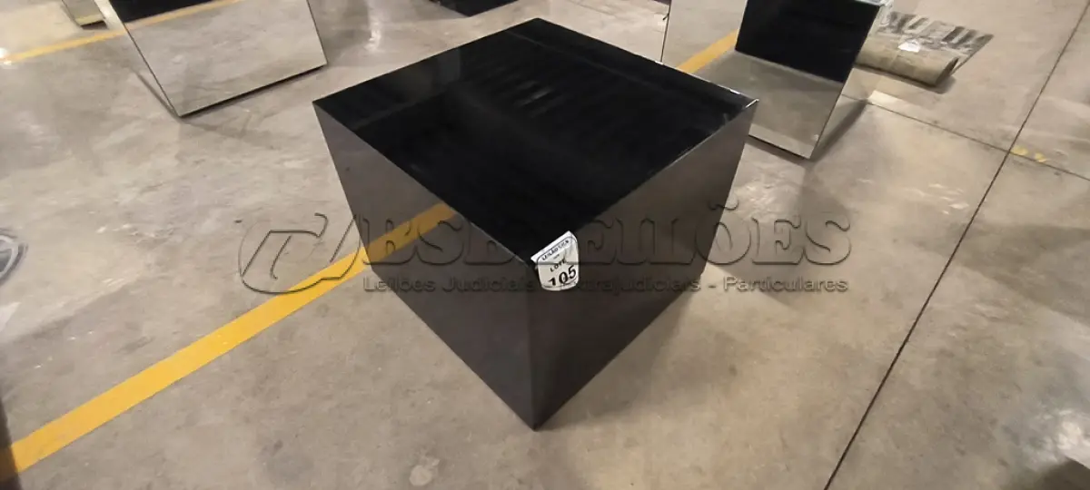LOTE 105 - 01 MESA DE CENTRO EM DESIGNER CÚBICO ESPELHADA ESCURO. (NO ESTADO) ATENÇÃO! FAZER A VISITAÇÃO ANTES DE ARREMATAR, NÃO SABEMOS SE FUNCIONA, LEILÃO NÃO TEM GARANTIA E NEM DEVOLUÇÃO, SUJEITO A POSSÍVEIS AVARIAS VISÍVEIS/OCULTAS E/OU AUSÊNCIA DE COMPONENTES.