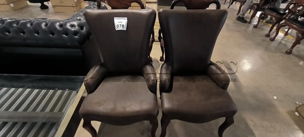 LOTE 078 - 02 POLTRONAS ESTILO CLÁSSICO COM ESTRUTURA EM MADEIRA E ESTOFAMENTO EM COURO MARROM. (NO ESTADO) ATENÇÃO! FAZER A VISITAÇÃO ANTES DE ARREMATAR, NÃO SABEMOS SE FUNCIONA, LEILÃO NÃO TEM GARANTIA E NEM DEVOLUÇÃO, SUJEITO A POSSÍVEIS AVARIAS VISÍVEIS/OCULTAS E/OU AUSÊNCIA DE COMPONENTES.