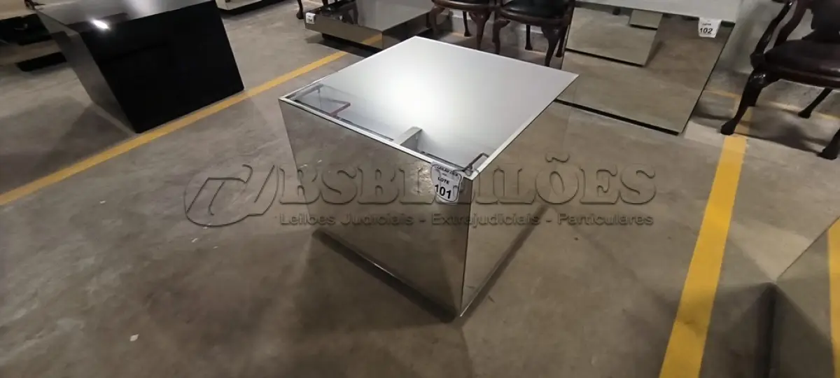 LOTE 101 - 01 MESA DE CENTRO EM DESIGNER CÚBICO ESPELHADA. (NO ESTADO) ATENÇÃO! FAZER A VISITAÇÃO ANTES DE ARREMATAR, NÃO SABEMOS SE FUNCIONA, LEILÃO NÃO TEM GARANTIA E NEM DEVOLUÇÃO, SUJEITO A POSSÍVEIS AVARIAS VISÍVEIS/OCULTAS E/OU AUSÊNCIA DE COMPONENTES.