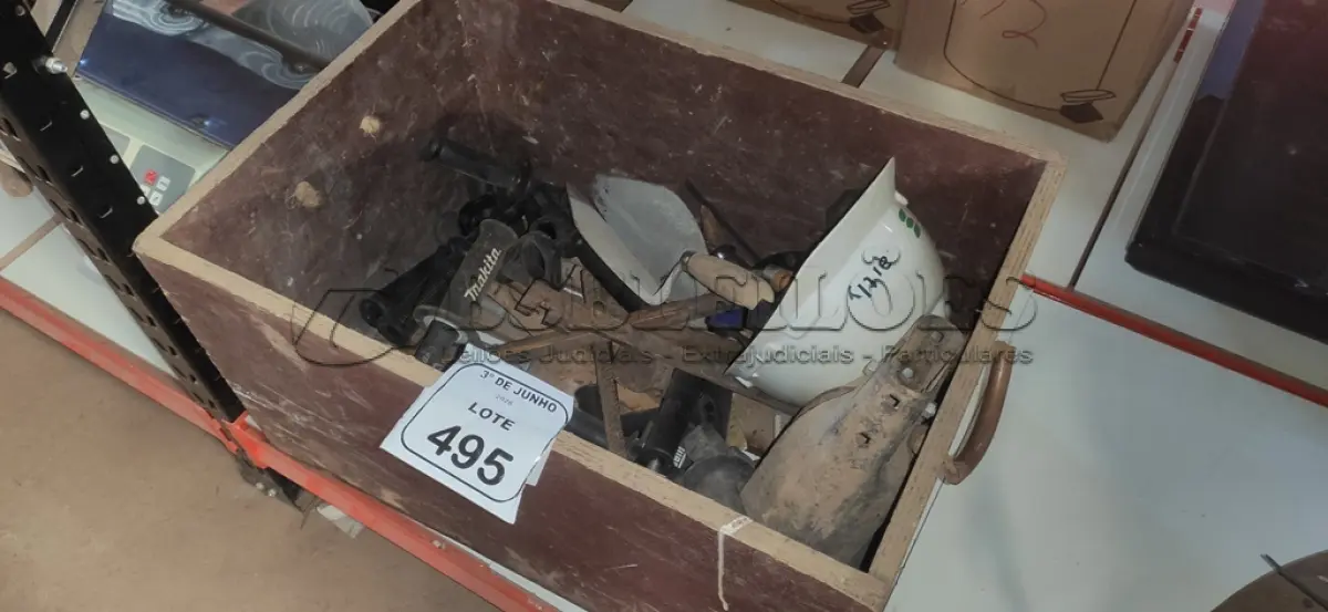 LOTE 495 - 01 CAIXA DE MADEIRA COM FERRAMENTAS DIVERSAS. (NO ESTADO) ATENÇÃO! FAZER A VISITAÇÃO ANTES DE ARREMATAR, NÃO SABEMOS SE FUNCIONA, LEILÃO NÃO TEM GARANTIA E NEM DEVOLUÇÃO, SUJEITO A POSSÍVEIS AVARIAS VISÍVEIS/OCULTAS E/OU AUSÊNCIA DE COMPONENTES.