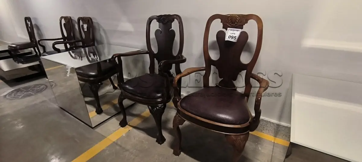 LOTE 095 - 02 CADEIRAS EM MADEIRA ESTILO CLÁSSICO COM ASSENTO EM COURO NA COR MARROM. (NO ESTADO) ATENÇÃO! FAZER A VISITAÇÃO ANTES DE ARREMATAR, NÃO SABEMOS SE FUNCIONA, LEILÃO NÃO TEM GARANTIA E NEM DEVOLUÇÃO, SUJEITO A POSSÍVEIS AVARIAS VISÍVEIS/OCULTAS E/OU AUSÊNCIA DE COMPONENTES.