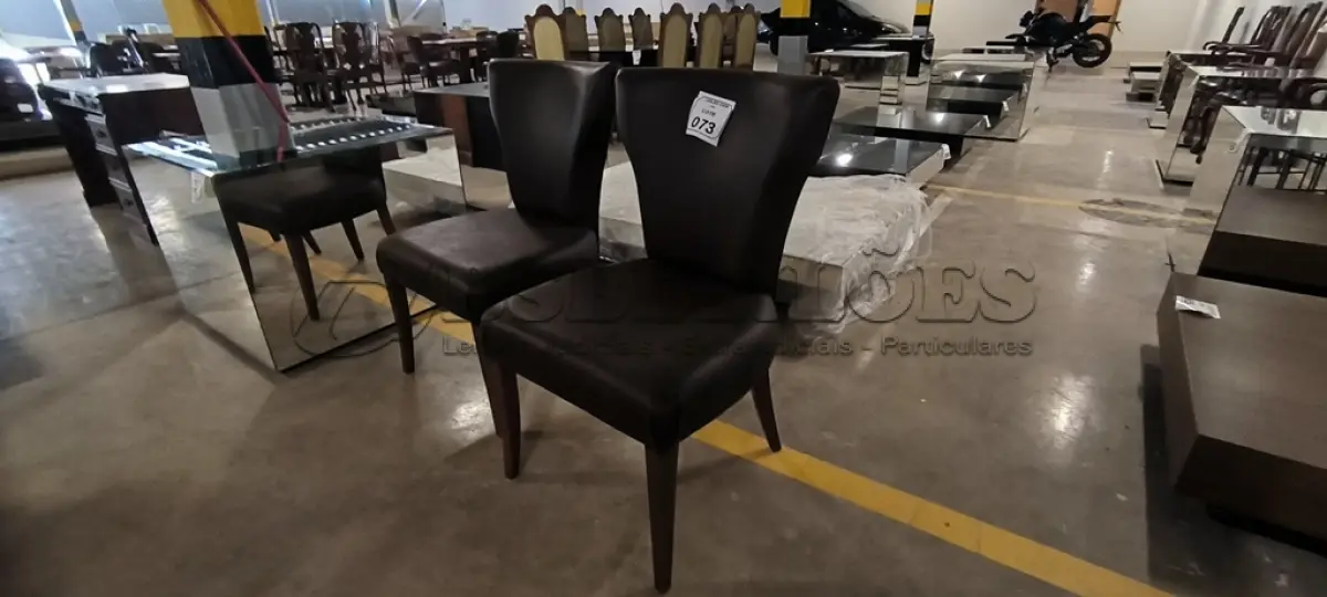 LOTE 073 - 02 CADEIRAS DECORATIVAS PARA SALA DE JANTAR COM ESTRUTURA EM MADEIRA E ESTOFAMENTO EM COURO SINTÉTICO MARROM. (NO ESTADO) ATENÇÃO! FAZER A VISITAÇÃO ANTES DE ARREMATAR, NÃO SABEMOS SE FUNCIONA, LEILÃO NÃO TEM GARANTIA E NEM DEVOLUÇÃO, SUJEITO A POSSÍVEIS AVARIAS VISÍVEIS/OCULTAS E/OU AUSÊNCIA DE COMPONENTES.