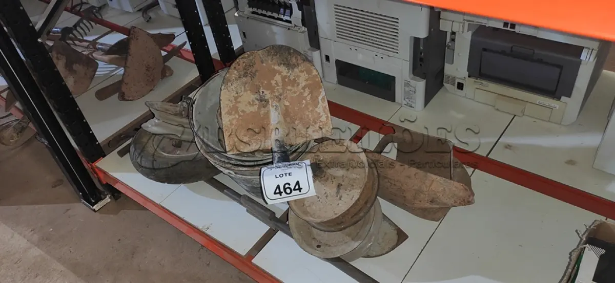 LOTE 464 - 01 TRADO MANUAL E VÁRIAS RODAS DE CARRINHO DE MÃO 01 PÁ SEM CABO E 01 ENXADA SEM CABO. (NO ESTADO) ATENÇÃO! FAZER A VISITAÇÃO ANTES DE ARREMATAR, NÃO SABEMOS SE FUNCIONA, LEILÃO NÃO TEM GARANTIA E NEM DEVOLUÇÃO, SUJEITO A POSSÍVEIS AVARIAS VISÍVEIS/OCULTAS E/OU AUSÊNCIA DE COMPONENTES.