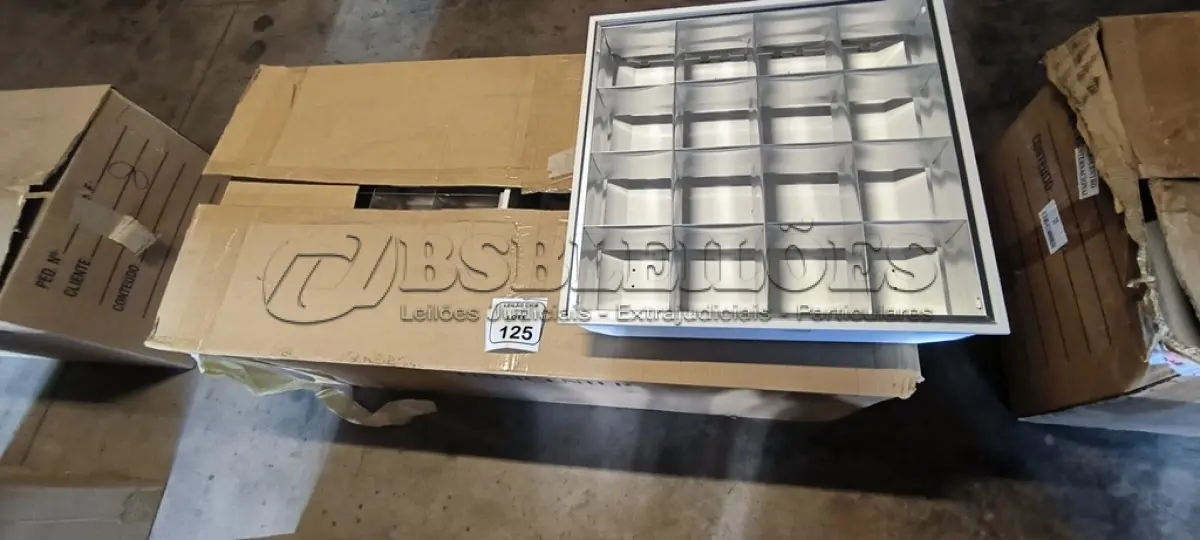 LOTE 125 - 08 LUMINÁRIAS DE EMBUTIR PARA LÂMPADAS COM REATORES. (NO ESTADO) ATENÇÃO! FAZER A VISITAÇÃO ANTES DE ARREMATAR, NÃO SABEMOS SE FUNCIONA, LEILÃO NÃO TEM GARANTIA E NEM DEVOLUÇÃO, SUJEITO A POSSÍVEIS AVARIAS VISÍVEIS/OCULTAS E/OU AUSÊNCIA DE COMPONENTES.