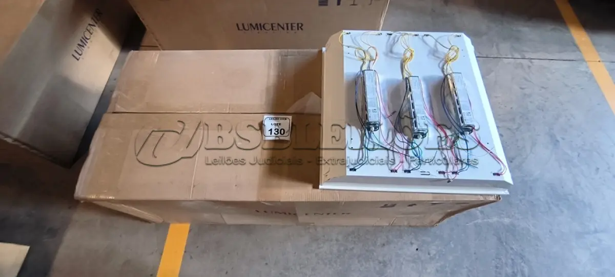 LOTE 130 - 08 LUMINÁRIAS DE EMBUTIR PARA LÂMPADAS COM REATORES. (NO ESTADO) ATENÇÃO! FAZER A VISITAÇÃO ANTES DE ARREMATAR, NÃO SABEMOS SE FUNCIONA, LEILÃO NÃO TEM GARANTIA E NEM DEVOLUÇÃO, SUJEITO A POSSÍVEIS AVARIAS VISÍVEIS/OCULTAS E/OU AUSÊNCIA DE COMPONENTES.