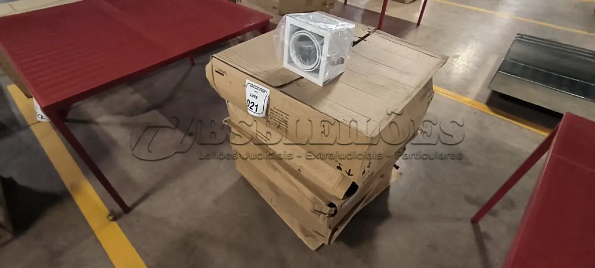 LOTE 021 - 05 CAIXAS COM 09 LUMINÁRIAS SPOT DE EMBUTIR QUADRADO FOCUS 30 A BRANCO FOSCO.  (NO ESTADO) ATENÇÃO! FAZER A VISITAÇÃO ANTES DE ARREMATAR, NÃO SABEMOS SE FUNCIONA, LEILÃO NÃO TEM GARANTIA E NEM DEVOLUÇÃO, SUJEITO A POSSÍVEIS AVARIAS VISÍVEIS/OCULTAS E/OU AUSÊNCIA DE COMPONENTES.