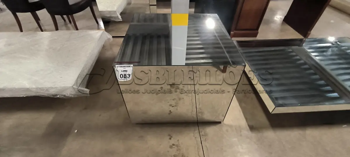 LOTE 083 - 01 MESA DE CENTRO EM DESIGNER CÚBICO ESPELHADA. (NO ESTADO) ATENÇÃO! FAZER A VISITAÇÃO ANTES DE ARREMATAR, NÃO SABEMOS SE FUNCIONA, LEILÃO NÃO TEM GARANTIA E NEM DEVOLUÇÃO, SUJEITO A POSSÍVEIS AVARIAS VISÍVEIS/OCULTAS E/OU AUSÊNCIA DE COMPONENTES.