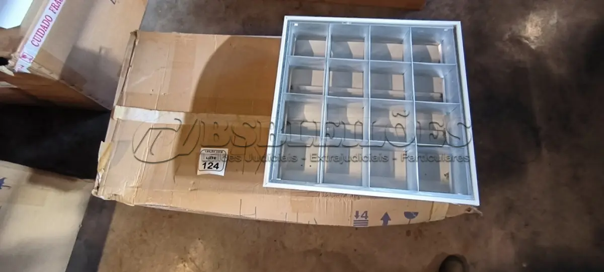 LOTE 124 - 06 LUMINÁRIAS DE EMBUTIR PARA LÂMPADAS COM REATORES. (NO ESTADO) ATENÇÃO! FAZER A VISITAÇÃO ANTES DE ARREMATAR, NÃO SABEMOS SE FUNCIONA, LEILÃO NÃO TEM GARANTIA E NEM DEVOLUÇÃO, SUJEITO A POSSÍVEIS AVARIAS VISÍVEIS/OCULTAS E/OU AUSÊNCIA DE COMPONENTES.
