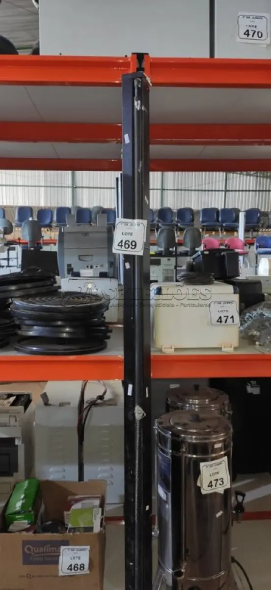 LOTE 469 - 01 TELA DE PROJEÇÃO RETRÁTIL. (NO ESTADO) ATENÇÃO! FAZER A VISITAÇÃO ANTES DE ARREMATAR, NÃO SABEMOS SE FUNCIONA, LEILÃO NÃO TEM GARANTIA E NEM DEVOLUÇÃO, SUJEITO A POSSÍVEIS AVARIAS VISÍVEIS/OCULTAS E/OU AUSÊNCIA DE COMPONENTES.