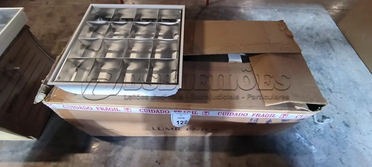 LOTE 122 - 10 LUMINÁRIAS DE EMBUTIR PARA LÂMPADAS COM REATORES. (NO ESTADO) ATENÇÃO! FAZER A VISITAÇÃO ANTES DE ARREMATAR, NÃO SABEMOS SE FUNCIONA, LEILÃO NÃO TEM GARANTIA E NEM DEVOLUÇÃO, SUJEITO A POSSÍVEIS AVARIAS VISÍVEIS/OCULTAS E/OU AUSÊNCIA DE COMPONENTES.