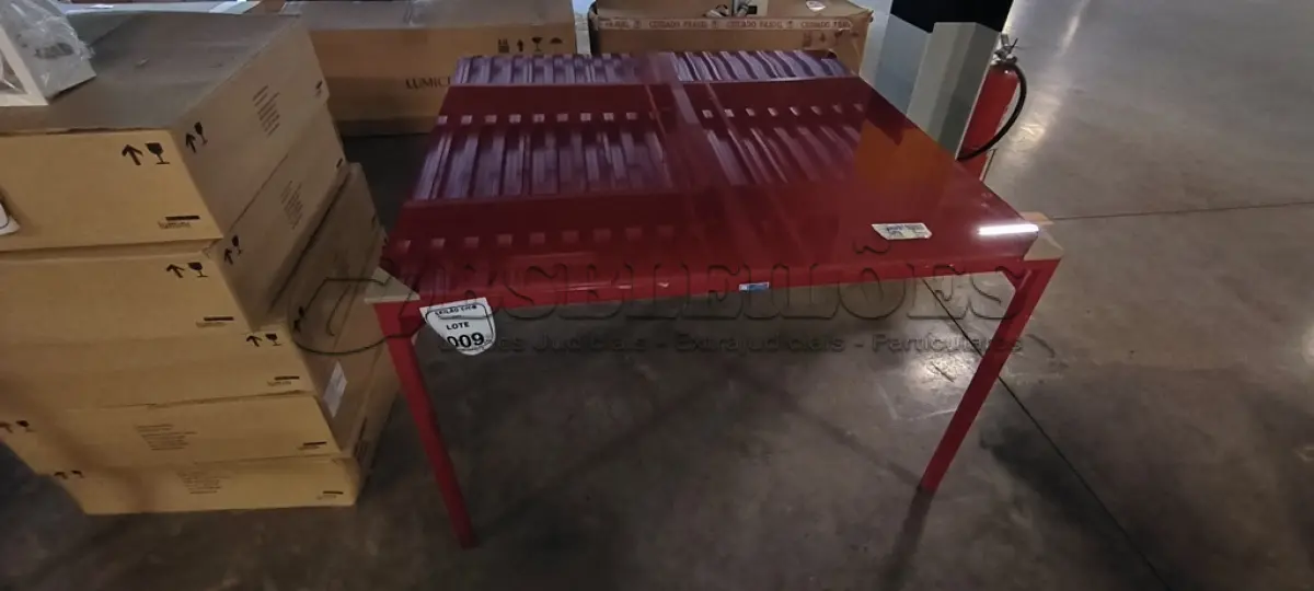 LOTE 009 - 01 MESA QUADRADA COM PINTURA EM VERMELHO COM  PÉS EM FERRO COM TAMPO EM CRISTAL INCOLOR 8MM NA COR VERMELHO. (NO ESTADO) ATENÇÃO! FAZER A VISITAÇÃO ANTES DE ARREMATAR, NÃO SABEMOS SE FUNCIONA, LEILÃO NÃO TEM GARANTIA E NEM DEVOLUÇÃO, SUJEITO A POSSÍVEIS AVARIAS VISÍVEIS/OCULTAS E/OU AUSÊNCIA DE COMPONENTES.