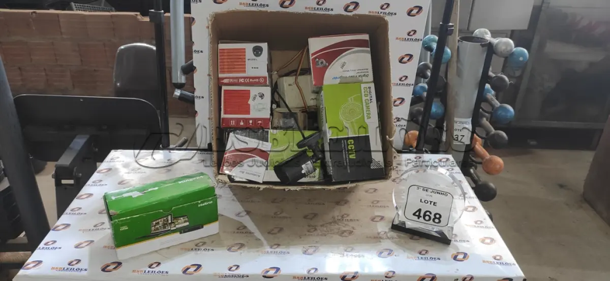 LOTE 468 - 10 CÂMERAS DE SEGURANÇA. (NO ESTADO) ATENÇÃO! FAZER A VISITAÇÃO ANTES DE ARREMATAR, NÃO SABEMOS SE FUNCIONA, LEILÃO NÃO TEM GARANTIA E NEM DEVOLUÇÃO, SUJEITO A POSSÍVEIS AVARIAS VISÍVEIS/OCULTAS E/OU AUSÊNCIA DE COMPONENTES.
