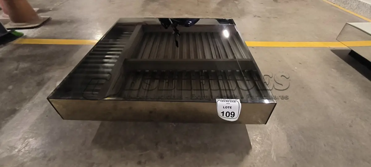 LOTE 109 - 01 MESA DE CENTRO QUADRADA ESPELHADA. (NO ESTADO) ATENÇÃO! FAZER A VISITAÇÃO ANTES DE ARREMATAR, NÃO SABEMOS SE FUNCIONA, LEILÃO NÃO TEM GARANTIA E NEM DEVOLUÇÃO, SUJEITO A POSSÍVEIS AVARIAS VISÍVEIS/OCULTAS E/OU AUSÊNCIA DE COMPONENTES.
