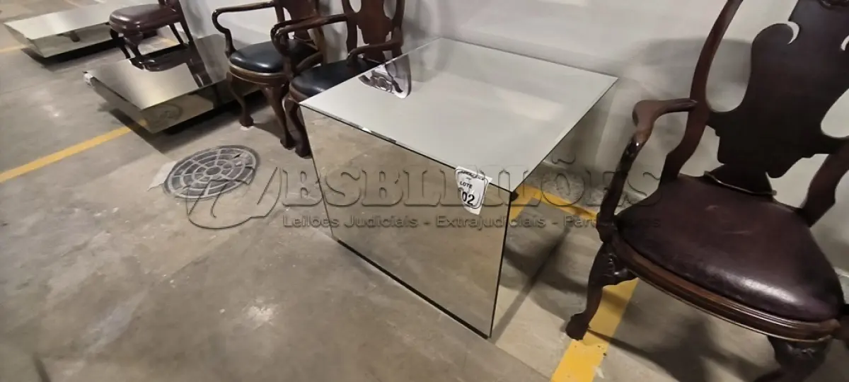 LOTE 102 - 01 MESA DE CENTRO EM DESIGNER CÚBICO ESPELHADA. (NO ESTADO) ATENÇÃO! FAZER A VISITAÇÃO ANTES DE ARREMATAR, NÃO SABEMOS SE FUNCIONA, LEILÃO NÃO TEM GARANTIA E NEM DEVOLUÇÃO, SUJEITO A POSSÍVEIS AVARIAS VISÍVEIS/OCULTAS E/OU AUSÊNCIA DE COMPONENTES.