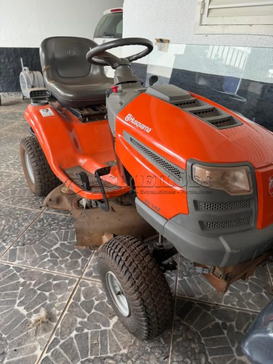 LOTE 541 - 01 TRATOR CORTADOR DE GRAMA TS142 DA HUSQVARNA A GASOLINA 19 HP. (NO ESTADO) ATENÇÃO! FAZER A VISITAÇÃO ANTES DE ARREMATAR, NÃO SABEMOS SE FUNCIONA, LEILÃO NÃO TEM GARANTIA E NEM DEVOLUÇÃO, SUJEITO A POSSÍVEIS AVARIAS VISÍVEIS/OCULTAS E/OU AUSÊNCIA DE COMPONENTES.