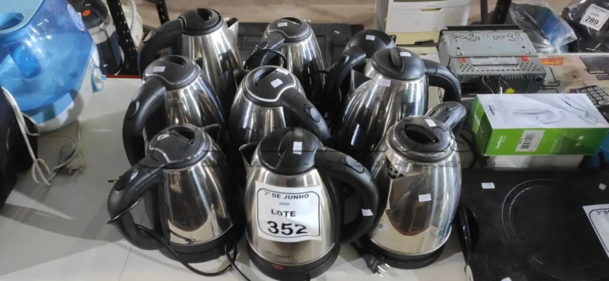 LOTE 352 - 09 CHALEIRAS ELÉTRICAS DE MARCAS E MODELOS DIVERSOS. (NO ESTADO) ATENÇÃO! FAZER A VISITAÇÃO ANTES DE ARREMATAR, NÃO SABEMOS SE FUNCIONA, LEILÃO NÃO TEM GARANTIA E NEM DEVOLUÇÃO, SUJEITO A POSSÍVEIS AVARIAS VISÍVEIS/OCULTAS E/OU AUSÊNCIA DE COMPONENTES.