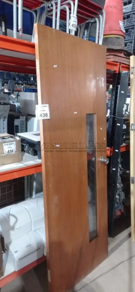 LOTE 438 - 01 PORTA EM MADEIRA COM ABERTURA DE VIDRO EM 2,11X0,80. (NO ESTADO) ATENÇÃO! FAZER A VISITAÇÃO ANTES DE ARREMATAR, NÃO SABEMOS SE FUNCIONA, LEILÃO NÃO TEM GARANTIA E NEM DEVOLUÇÃO, SUJEITO A POSSÍVEIS AVARIAS VISÍVEIS/OCULTAS E/OU AUSÊNCIA DE COMPONENTES.