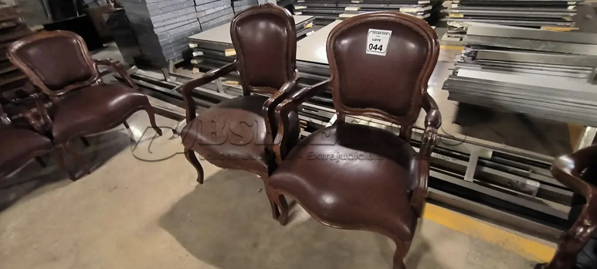 LOTE 044 - 02 CADEIRAS EM MADEIRA ESTILO LUIS XV, COM ASSENTOS EM COURO NA COR MARROM E DETALHE DE TACHAS NA BORDA DO ENCOSTO. (NO ESTADO) ATENÇÃO! FAZER A VISITAÇÃO ANTES DE ARREMATAR, NÃO SABEMOS SE FUNCIONA, LEILÃO NÃO TEM GARANTIA E NEM DEVOLUÇÃO, SUJEITO A POSSÍVEIS AVARIAS VISÍVEIS/OCULTAS E/OU AUSÊNCIA DE COMPONENTES.